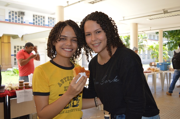 Daniele (à esquerda) e Débora aproveitaram para experimentar as quitandas orgânicas de dona Leonice
